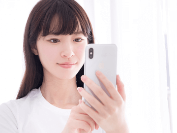 スマホを見る女性