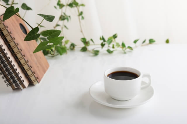 コーヒーと本と観葉植物