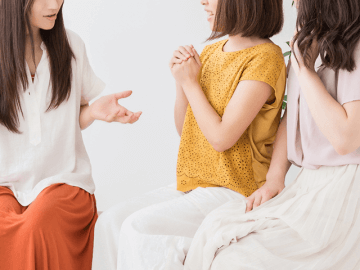 3人で話す女性