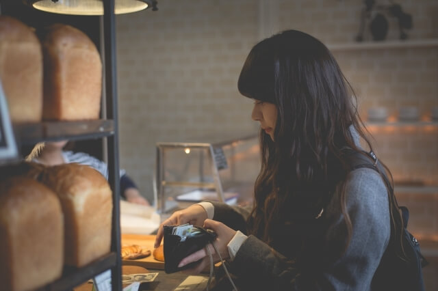 パン屋で支払する女性