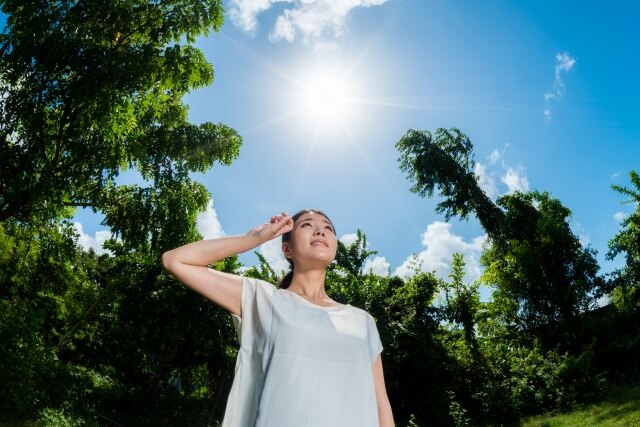 夏の太陽と女性